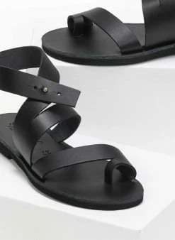 Σανδάλια δερμάτινα με ιδιαίτερο κούμπωμα Iris - Μαύρο 6 Σανδάλια δερμάτινα με ιδιαίτερο κούμπωμα Iris - Μαύρο -The Fashion Project Κατάστημα dermatina isia pedila me idiaitero koumpwma 91018 1pcf