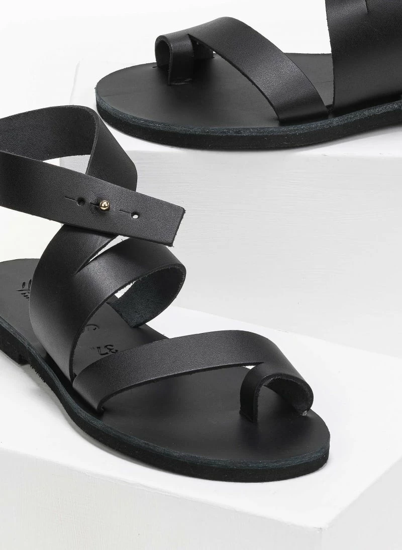 Σανδάλια δερμάτινα με ιδιαίτερο κούμπωμα Iris - Μαύρο Σανδάλια δερμάτινα με ιδιαίτερο κούμπωμα Iris - Μαύρο -The Fashion Project Κατάστημα dermatina isia pedila me idiaitero koumpwma 91018 1pcf