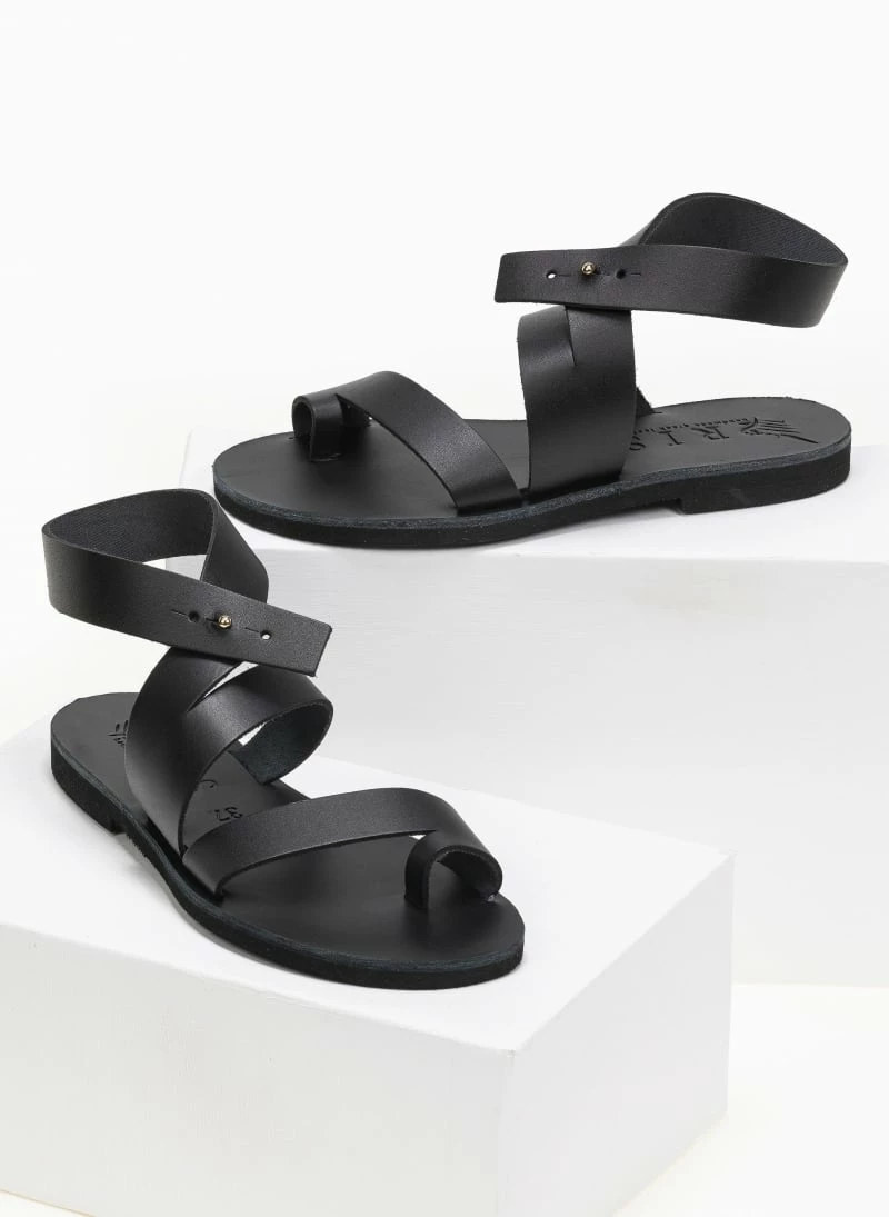Σανδάλια δερμάτινα με ιδιαίτερο κούμπωμα Iris - Μαύρο Σανδάλια δερμάτινα με ιδιαίτερο κούμπωμα Iris - Μαύρο -The Fashion Project Κατάστημα dermatina isia pedila me idiaitero koumpwma 91018 w4w3