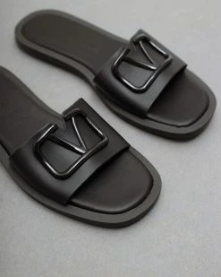 Σανδάλια δερμάτινα με αγκράφα Iris - Μαύρο -The Fashion Project Κατάστημα dermatina isia pedila me malaki sola 93877 itkj