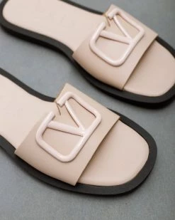 Σανδάλια δερμάτινα με αγκράφα Iris - Nude 7 Σανδάλια δερμάτινα με αγκράφα Iris - Nude -The Fashion Project Κατάστημα dermatina isia pedila me malaki sola 93878 3uck