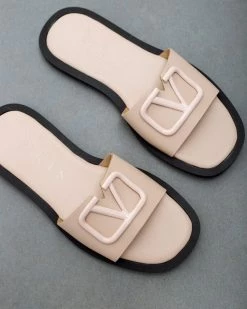 Σανδάλια δερμάτινα με αγκράφα Iris - Nude 5 Σανδάλια δερμάτινα με αγκράφα Iris - Nude -The Fashion Project Κατάστημα dermatina isia pedila me malaki sola 93878 55co