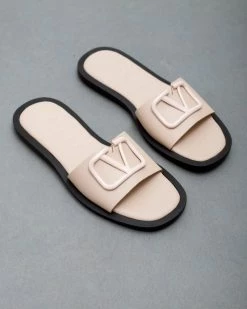 Σανδάλια δερμάτινα με αγκράφα Iris - Nude 10 Σανδάλια δερμάτινα με αγκράφα Iris - Nude -The Fashion Project Κατάστημα dermatina isia pedila me malaki sola 93878 kt4m