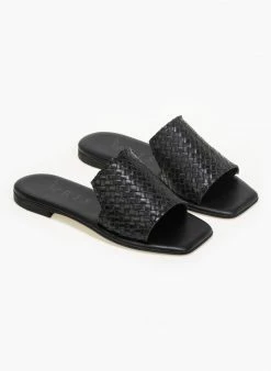 Σανδάλια δερμάτινα ανάγλυφο πλεκτό σχέδιο Iris - Μαύρο -The Fashion Project Κατάστημα dermatina kare sandalia me anaglufo plekto sxedio 90659 2gxb