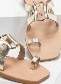 Σανδάλια δερμάτινα με μεταλλική αγκράφα Iris - Χρυσό 6 Σανδάλια δερμάτινα με μεταλλική αγκράφα Iris - Χρυσό -The Fashion Project Κατάστημα dermatina kare sandalia me metalliki agkrafa 90588 6p71