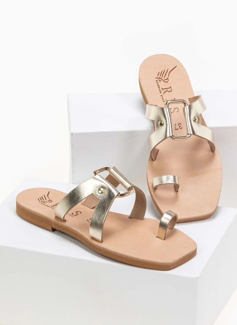 Σανδάλια δερμάτινα με μεταλλική αγκράφα Iris - Χρυσό Σανδάλια δερμάτινα με μεταλλική αγκράφα Iris - Χρυσό -The Fashion Project Κατάστημα dermatina kare sandalia me metalliki agkrafa 90588 b1rz