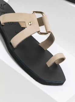 Σανδάλια δερμάτινα με μεταλλική αγκράφα Iris - Ζαχαρί -The Fashion Project Κατάστημα dermatina kare sandalia me metalliki agkrafa 90590 e9px