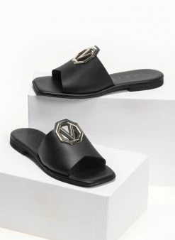 Σανδάλια δερμάτινα με μεταλλικό σχέδιο Iris - Μαύρο -The Fashion Project Κατάστημα dermatina kare sandalia me metallo kai v sxedio 90942 l95k