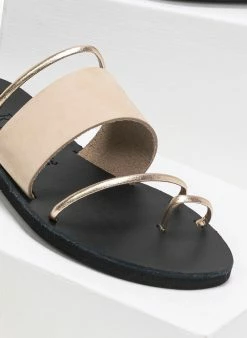 Σανδάλια δερμάτινα με μεταλλικό χρώμα στα λουράκια Iris - Ζαχαρί -The Fashion Project Κατάστημα dermatina sandalia me metalliko xrwma sta lourakia 90951 jri6