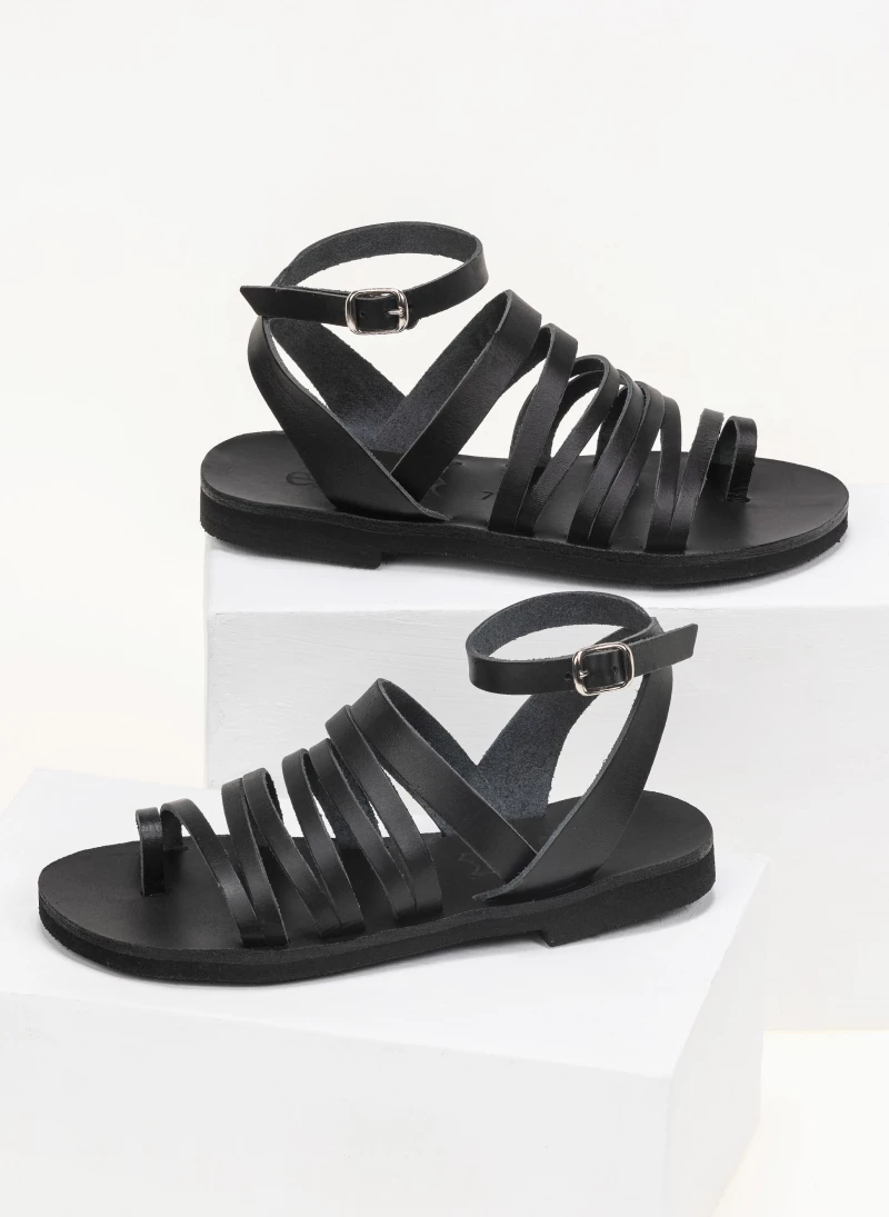 Σανδάλια δερμάτινα με λεπτά λουράκια estil - Μαύρο Σανδάλια δερμάτινα με λεπτά λουράκια Estil - Μαύρο -The Fashion Project Κατάστημα estil dermatina isia pedila me lepta lourakia 92583 2hiw