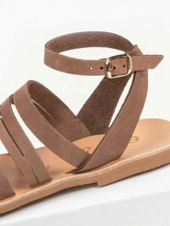 Σανδάλια δερμάτινα με λεπτά λουράκια Estil - Πούρο 5 Σανδάλια δερμάτινα με λεπτά λουράκια Estil - Πούρο -The Fashion Project Κατάστημα estil dermatina isia pedila me lepta lourakia 92584 1zit