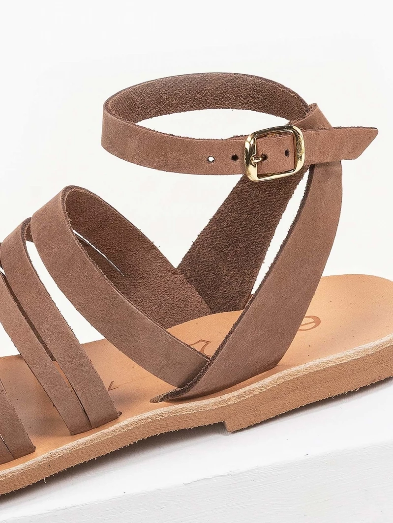 Σανδάλια δερμάτινα με λεπτά λουράκια estil - Πούρο Σανδάλια δερμάτινα με λεπτά λουράκια Estil - Πούρο -The Fashion Project Κατάστημα estil dermatina isia pedila me lepta lourakia 92584 1zit