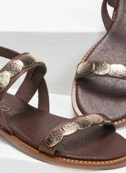 Σανδάλιαδερμάτινα με μεταλλικά στοιχεία Estil - Καφέ 4 Σανδάλιαδερμάτινα με μεταλλικά στοιχεία Estil - Καφέ -The Fashion Project Κατάστημα estil dermatina pedila me metallika stoixeia 90922 hzsk