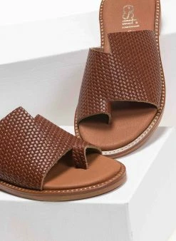 Σανδάλια δερμάτινα με ανάγλυφο σχέδιο Estil - Ταμπά -The Fashion Project Κατάστημα estil dermatina sandalia me anaglufo sxedio 90801 olsx