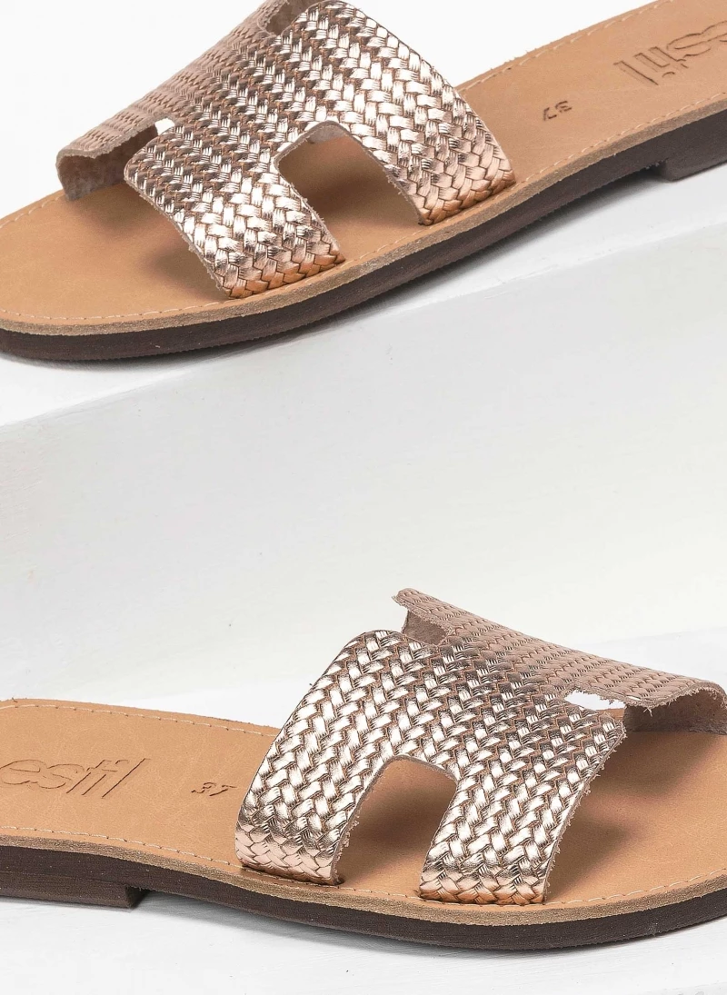 Σανδάλια δερμάτινα με ανάγλυφο σχέδιο estil - Χαλκός Σανδάλια δερμάτινα με ανάγλυφο σχέδιο Estil - Χαλκός -The Fashion Project Κατάστημα estil dermatina sandalia me anaglufo sxedio 92108 tu0r