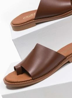 Σανδάλια δερμάτινα με άνισο τελείωμα Estil - Ταμπά -The Fashion Project Κατάστημα estil dermatina sandalia me aniso teleiwma 90796 yx45