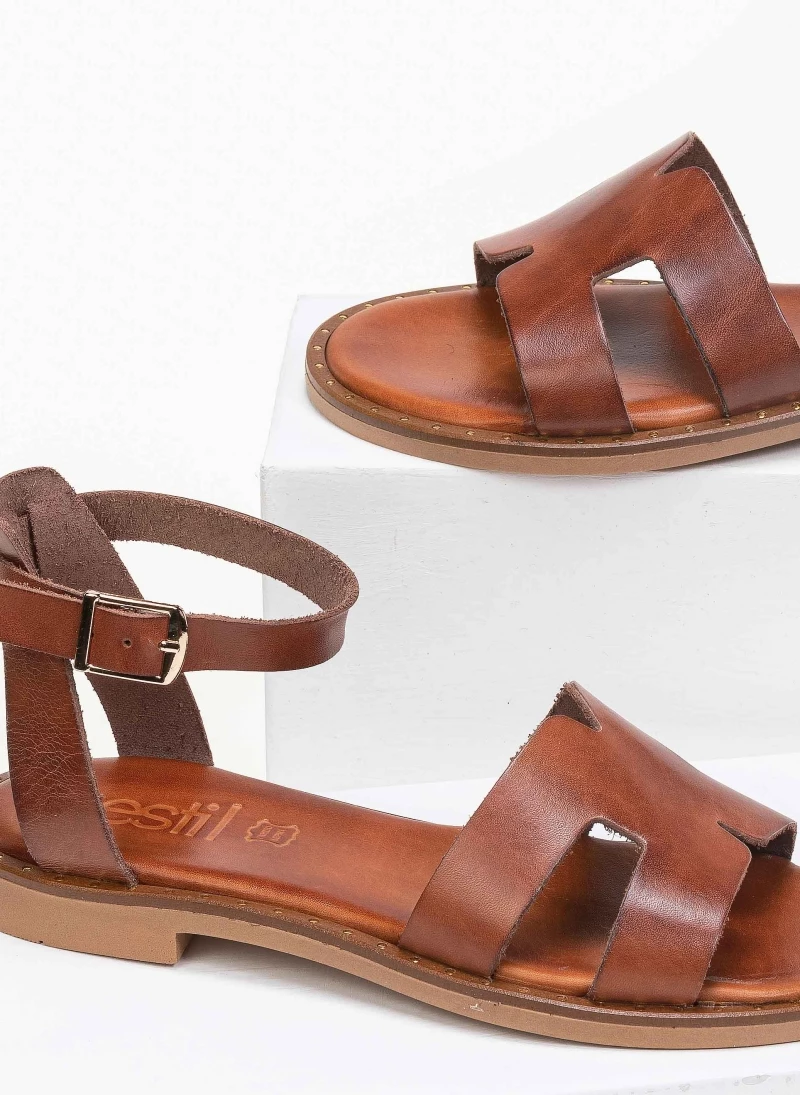 Σανδάλια δερμάτινα με ανοίγματα estil - Ταμπά Σανδάλια δερμάτινα με ανοίγματα Estil - Ταμπά -The Fashion Project Κατάστημα estil dermatina sandalia me anoigmata sti fasa 91241 tk8p