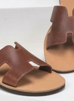 Σανδάλια δερμάτινα με άνοιγμα Estil - Ταμπά -The Fashion Project Κατάστημα estil dermatina sandalia me anoigmata sto plai 91735 0o0y