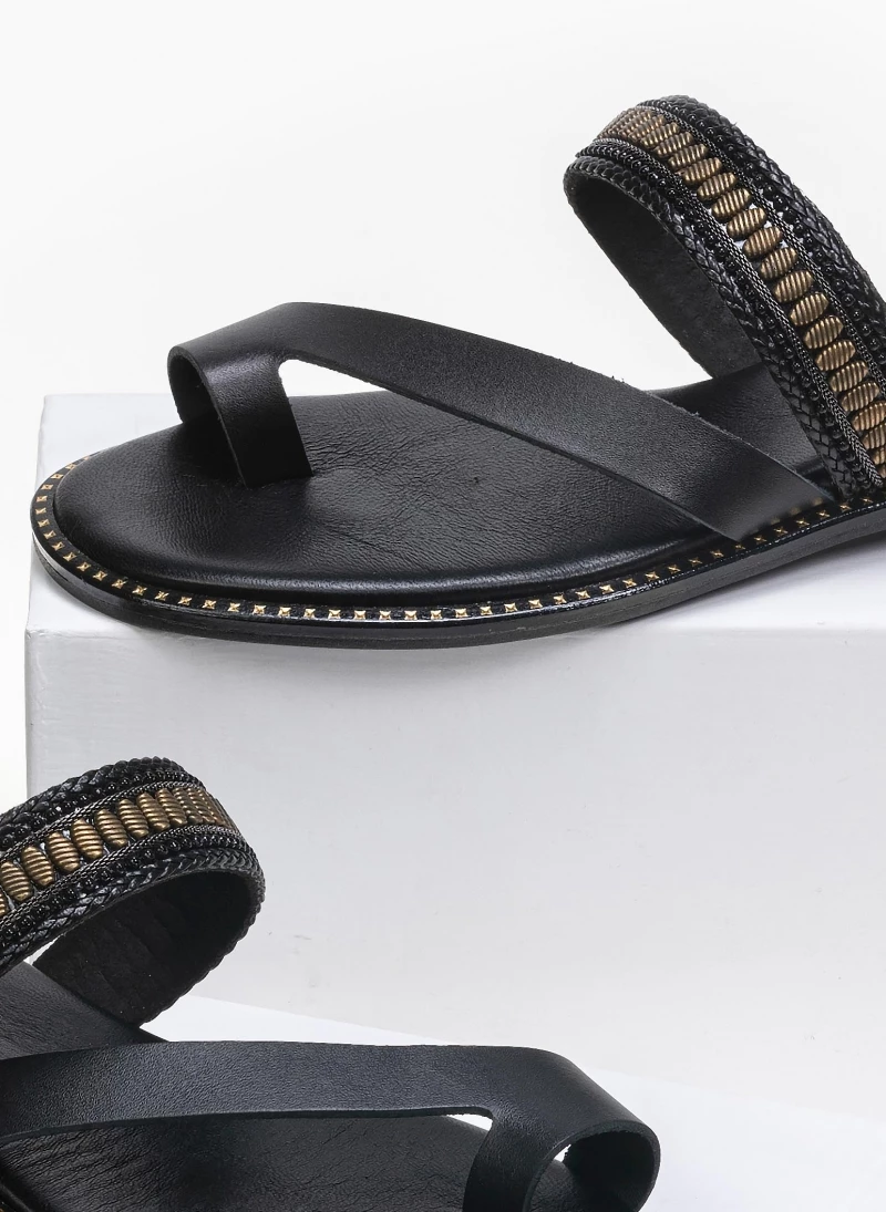 Σανδάλια δερμάτινα με μεταλλικά στοιχεία estil - Μαύρο Σανδάλια δερμάτινα με μεταλλικά στοιχεία Estil - Μαύρο -The Fashion Project Κατάστημα estil dermatina sandalia me boho fasa 89684