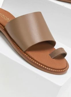 Σανδάλια δερμάτινα με φαρδιά φάσα Estil - Μπεζ -The Fashion Project Κατάστημα estil dermatina sandalia me fardia fasa 90237 i2up