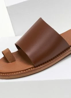 Σανδάλια δερμάτινα με φαρδιά φάσα Estil - Ταμπά -The Fashion Project Κατάστημα estil dermatina sandalia me fardia fasa 90238 1bk0