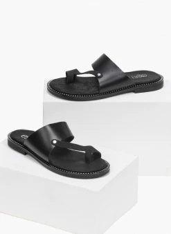 Σανδάλια δερμάτινα με λοξή φάσα Estil - Μαύρο 3 Σανδάλια δερμάτινα με λοξή φάσα Estil - Μαύρο -The Fashion Project Κατάστημα estil dermatina sandalia me fasa kai daktulo 92348 cr76