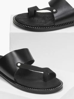 Σανδάλια δερμάτινα με λοξή φάσα Estil - Μαύρο 5 Σανδάλια δερμάτινα με λοξή φάσα Estil - Μαύρο -The Fashion Project Κατάστημα estil dermatina sandalia me fasa kai daktulo 92348 j1nv