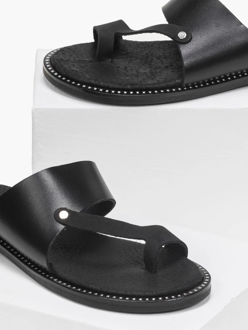 Σανδάλια δερμάτινα με λοξή φάσα estil - Μαύρο Σανδάλια δερμάτινα με λοξή φάσα Estil - Μαύρο -The Fashion Project Κατάστημα estil dermatina sandalia me fasa kai daktulo 92348 j1nv