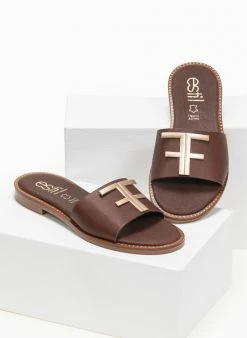 Σανδάλια δερμάτινα με μεταλλικό διακοσμητικό Estil - Καφέ -The Fashion Project Κατάστημα estil dermatina sandalia me fasa kai metalliko dia 90947 gi3n
