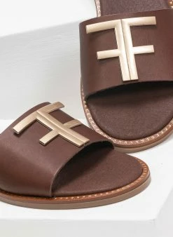 Σανδάλια δερμάτινα με μεταλλικό διακοσμητικό Estil - Καφέ -The Fashion Project Κατάστημα estil dermatina sandalia me fasa kai metalliko dia 90947 zprs