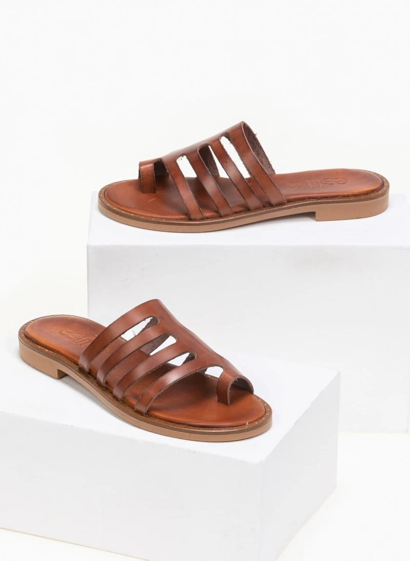 Σανδάλια δερμάτινα με κοψίματα στη φάσα estil - Ταμπά Σανδάλια δερμάτινα με κοψίματα στη φάσα Estil - Ταμπά -The Fashion Project Κατάστημα estil dermatina sandalia me kopsimata sti fasa 91405