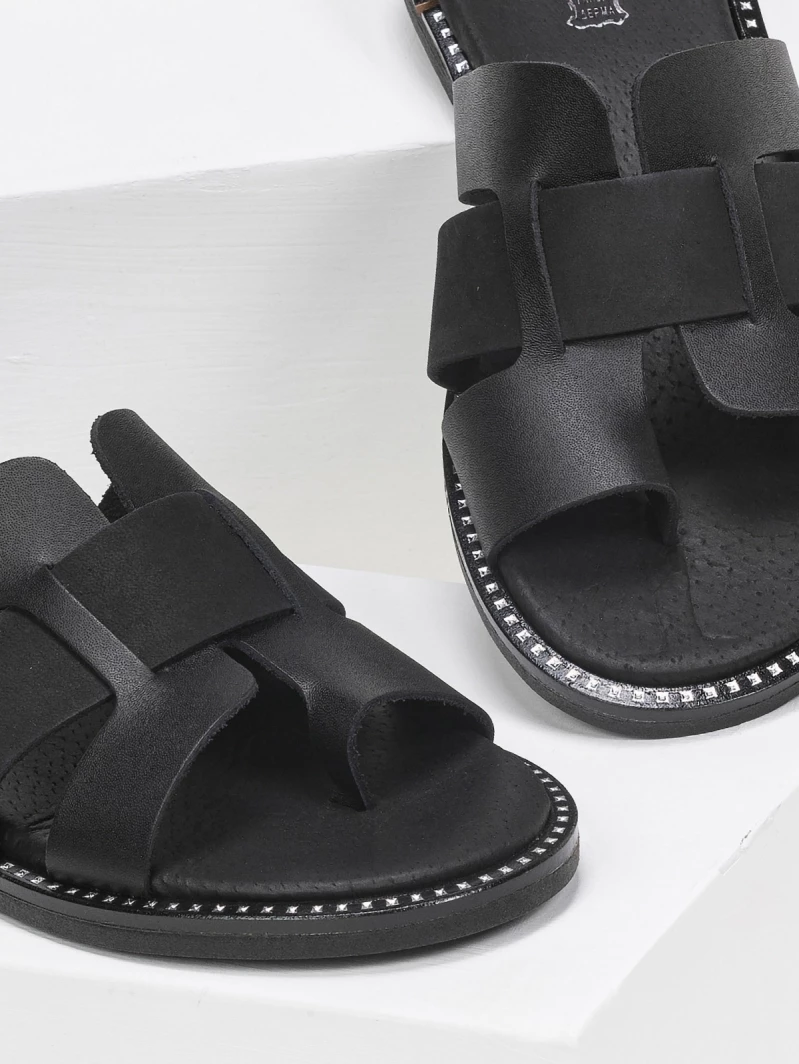 Σανδάλια δερμάτινα με περαστή φάσα estil - Μαύρο Σανδάλια δερμάτινα με περαστή φάσα Estil - Μαύρο -The Fashion Project Κατάστημα estil dermatina sandalia me perasti fasa kai anoig 92338