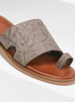 Σανδάλια δερμάτινα με τσαλακωτό δέρμα Estil - Τάουπε 4 Σανδάλια δερμάτινα με τσαλακωτό δέρμα Estil - Τάουπε -The Fashion Project Κατάστημα estil dermatina sandalia me tsalakwto derma 91189 53gn