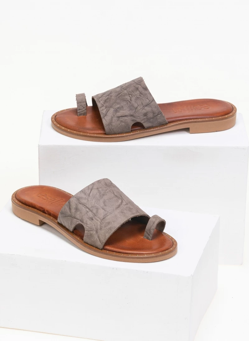 Σανδάλια δερμάτινα με τσαλακωτό δέρμα estil - Τάουπε Σανδάλια δερμάτινα με τσαλακωτό δέρμα Estil - Τάουπε -The Fashion Project Κατάστημα estil dermatina sandalia me tsalakwto derma 91189 k25y