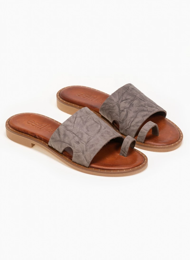 Σανδάλια δερμάτινα με τσαλακωτό δέρμα estil - Τάουπε Σανδάλια δερμάτινα με τσαλακωτό δέρμα Estil - Τάουπε -The Fashion Project Κατάστημα estil dermatina sandalia me tsalakwto derma 91189 m9ck