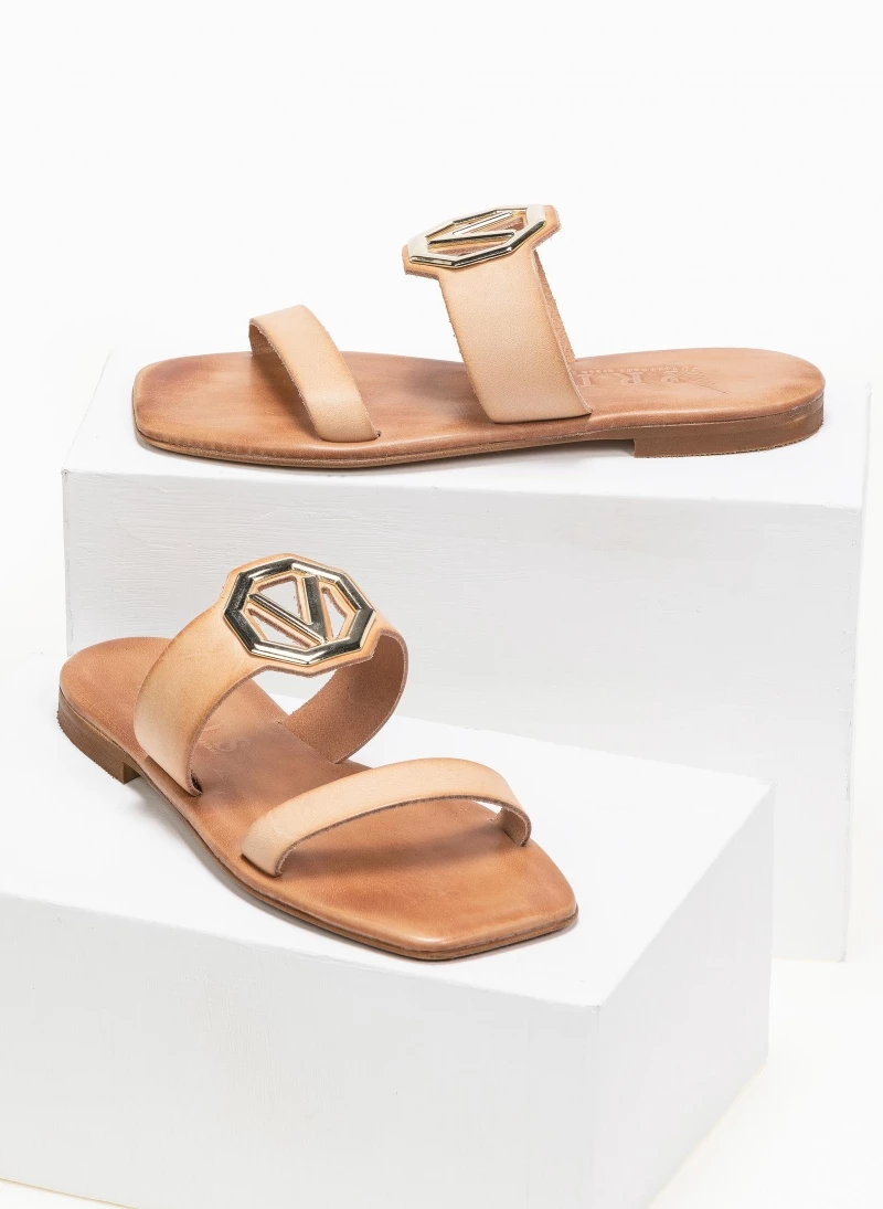 Σανδάλια δερμάτινα με αγκράφα Iris - Φυσικό Σανδάλια δερμάτινα με αγκράφα Iris - Φυσικό -The Fashion Project Κατάστημα flat dermatina sandalia me v metalliko diakosmitik 90955 7mpy