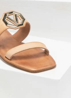 Σανδάλια δερμάτινα με αγκράφα Iris - Φυσικό 4 Σανδάλια δερμάτινα με αγκράφα Iris - Φυσικό -The Fashion Project Κατάστημα flat dermatina sandalia me v metalliko diakosmitik 90955 erpo