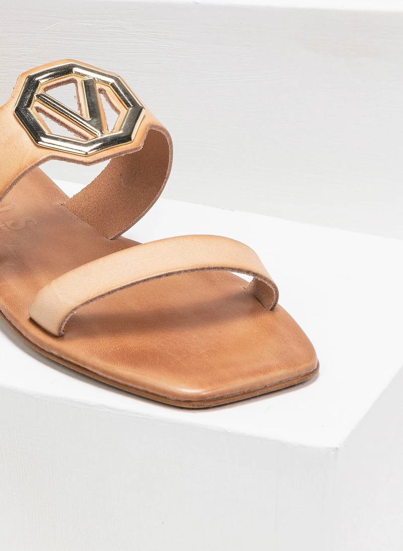 Σανδάλια δερμάτινα με αγκράφα Iris - Φυσικό Σανδάλια δερμάτινα με αγκράφα Iris - Φυσικό -The Fashion Project Κατάστημα flat dermatina sandalia me v metalliko diakosmitik 90955 erpo
