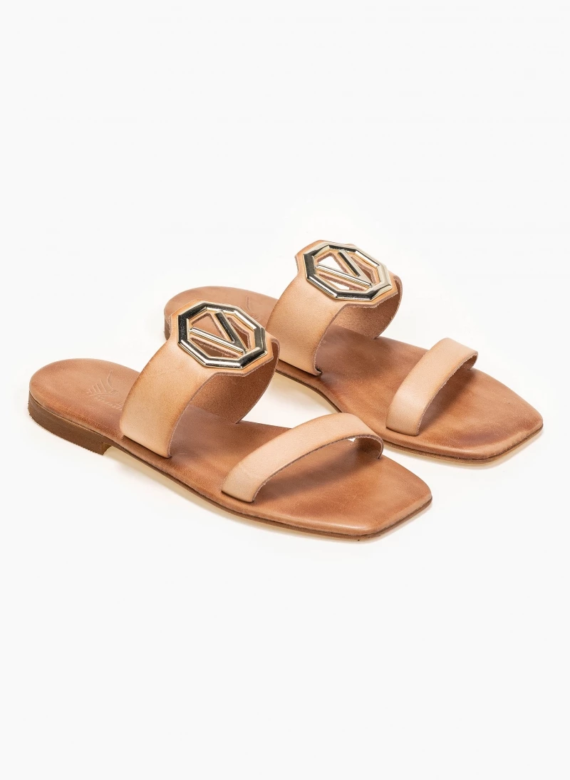 Σανδάλια δερμάτινα με αγκράφα Iris - Φυσικό Σανδάλια δερμάτινα με αγκράφα Iris - Φυσικό -The Fashion Project Κατάστημα flat dermatina sandalia me v metalliko diakosmitik 90955 v0v1