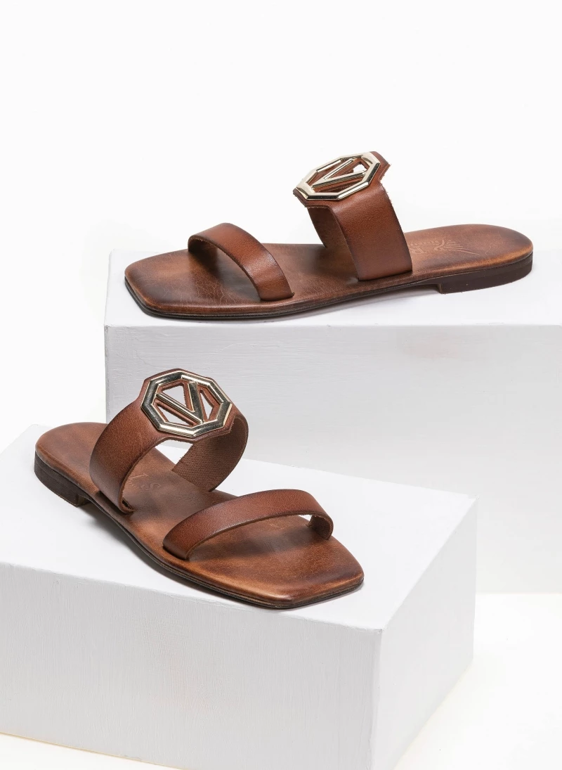 Σανδάλια δερμάτινα με αγκράφα Iris - Καφέ Σανδάλια δερμάτινα με αγκράφα Iris - Καφέ -The Fashion Project Κατάστημα flat dermatina sandalia me v metalliko diakosmitik 90956 4o9w