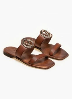 Σανδάλια δερμάτινα με αγκράφα Iris - Καφέ 5 Σανδάλια δερμάτινα με αγκράφα Iris - Καφέ -The Fashion Project Κατάστημα flat dermatina sandalia me v metalliko diakosmitik 90956 bafv