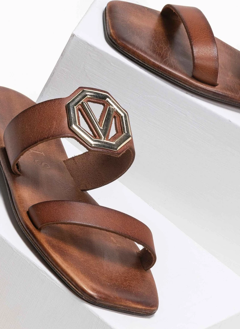 Σανδάλια δερμάτινα με αγκράφα Iris - Καφέ Σανδάλια δερμάτινα με αγκράφα Iris - Καφέ -The Fashion Project Κατάστημα flat dermatina sandalia me v metalliko diakosmitik 90956 make
