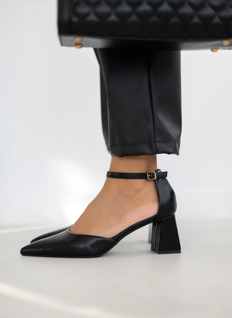 Γόβες μυτερές με μπαρέτα - Μαύρο The Fashion Project Γόβες μυτερές με μπαρέτα - Μαύρο -The Fashion Project Κατάστημα goves muteres me mpareta 107156 fsyi