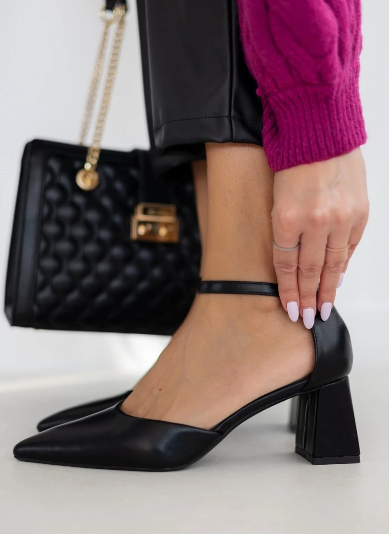 Γόβες μυτερές με μπαρέτα - Μαύρο The Fashion Project Γόβες μυτερές με μπαρέτα - Μαύρο -The Fashion Project Κατάστημα goves muteres me mpareta 107156 sv1m