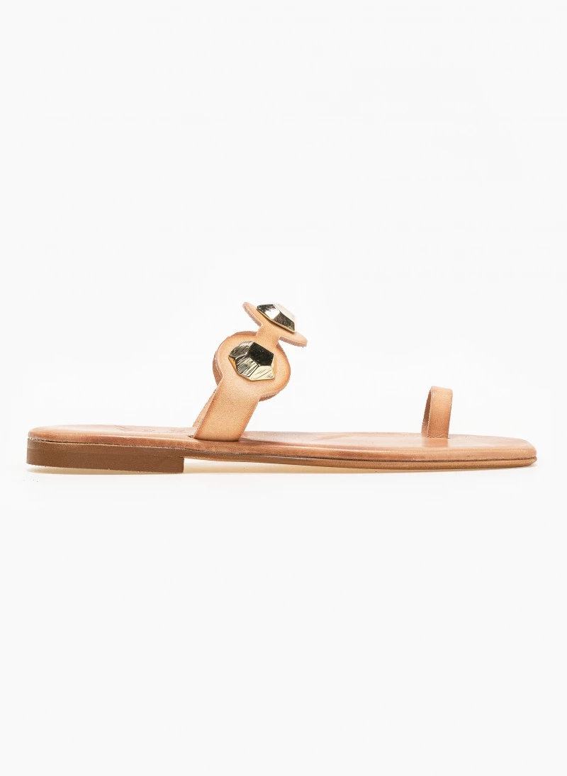 Σανδάλια δερμάτινα με πολύγωνο μεταλλικό στοιχείο Iris - Φυσικό Σανδάλια δερμάτινα με πολύγωνο μεταλλικό στοιχείο Iris - Φυσικό -The Fashion Project Κατάστημα kare dermatina sandalia me polugwno metalliko stoi 90939 3m0o