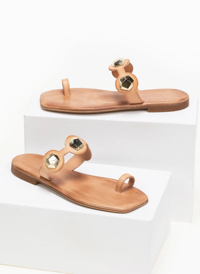 Σανδάλια δερμάτινα με πολύγωνο μεταλλικό στοιχείο Iris - Φυσικό Σανδάλια δερμάτινα με πολύγωνο μεταλλικό στοιχείο Iris - Φυσικό -The Fashion Project Κατάστημα kare dermatina sandalia me polugwno metalliko stoi 90939 9aug