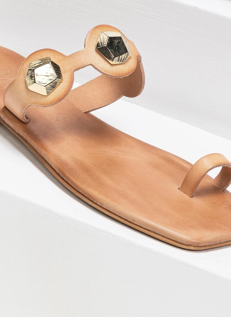 Σανδάλια δερμάτινα με πολύγωνο μεταλλικό στοιχείο Iris - Φυσικό Σανδάλια δερμάτινα με πολύγωνο μεταλλικό στοιχείο Iris - Φυσικό -The Fashion Project Κατάστημα kare dermatina sandalia me polugwno metalliko stoi 90939