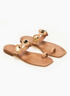 Σανδάλια δερμάτινα με πολύγωνο μεταλλικό στοιχείο Iris - Φυσικό 4 Σανδάλια δερμάτινα με πολύγωνο μεταλλικό στοιχείο Iris - Φυσικό -The Fashion Project Κατάστημα kare dermatina sandalia me polugwno metalliko stoi 90939 s3vi