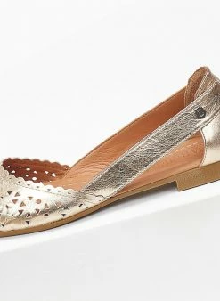 Μπαλαρίνες δερμάτινες με διάτρητο σχέδιο Carmela 160672 - Χρυσό -The Fashion Project Κατάστημα mpalarines dermatines me diatrito sxedio carmela 1 110303 4fbw