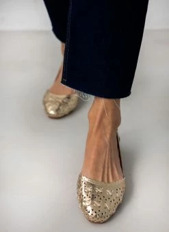 Μπαλαρίνες δερμάτινες με διάτρητο σχέδιο Carmela 160672 - Χρυσό -The Fashion Project Κατάστημα mpalarines dermatines me diatrito sxedio carmela 1 110303 u6cx